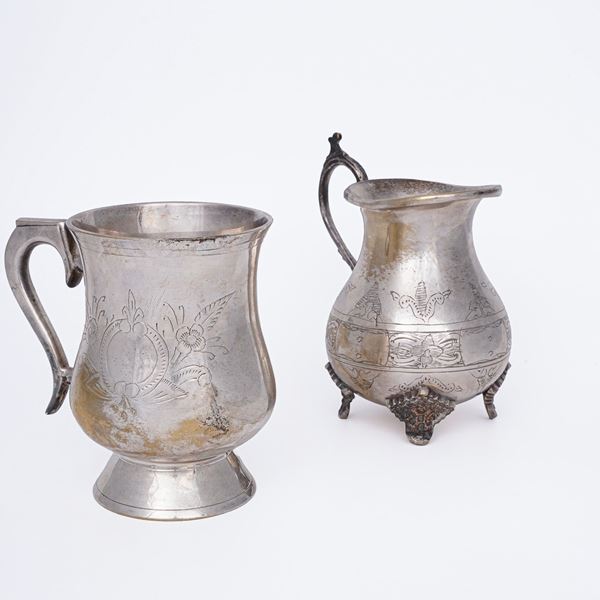 Mug in bronzo argentato e brocca in bronzo argentato e inciso. Inghilterra XX secolo