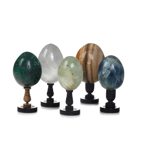 Cinque uova in vari minerali (malachite, cristallo di Rocca, blu jhon)