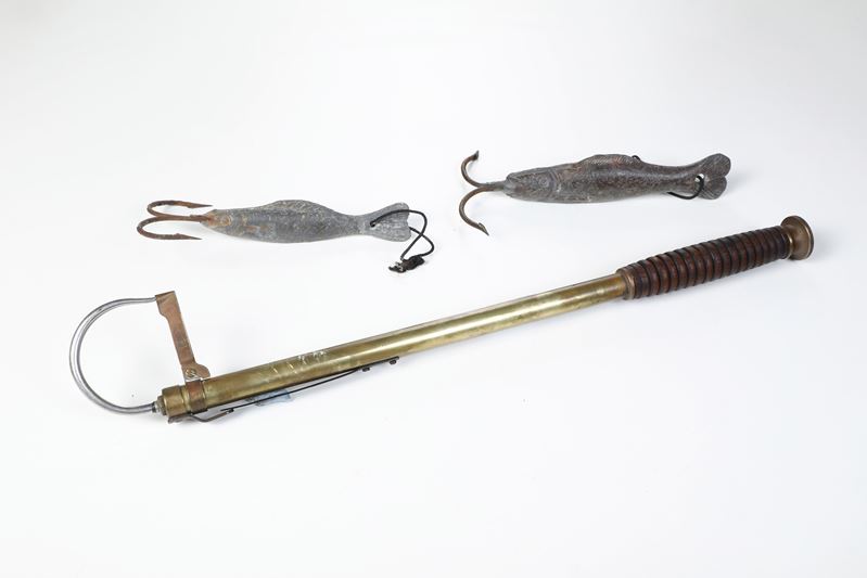 Lotto composto da due piombi a pesce e amo in ottone  - Asta Arte Marinara - Cambi Casa d'Aste
