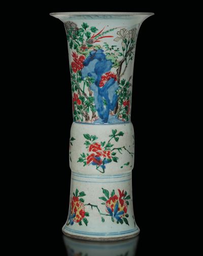 Vaso a Tromba in Porcellana Policroma a Decoro Floreale, Cina, Dinastia Qing, Epoca Shunzhi (1644...