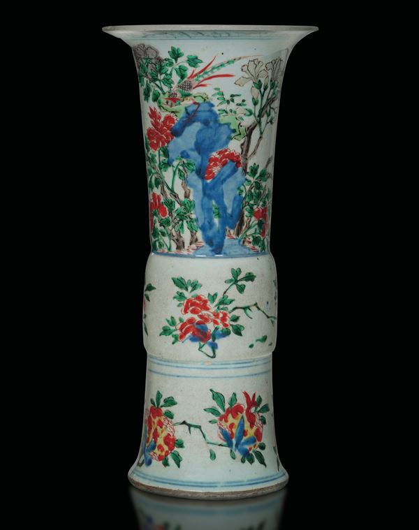 Vaso a tromba in porcellana policroma a decoro floreale, Cina,  Dinastia Qing, epoca Shunzhi (1644-1661)