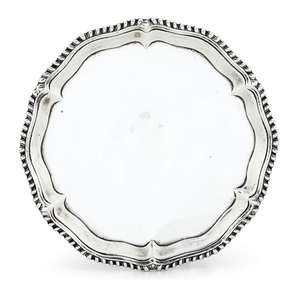 Salver. Londra, periodo Giorgio III, 1764, maestro argentiere Ebenezer Coker