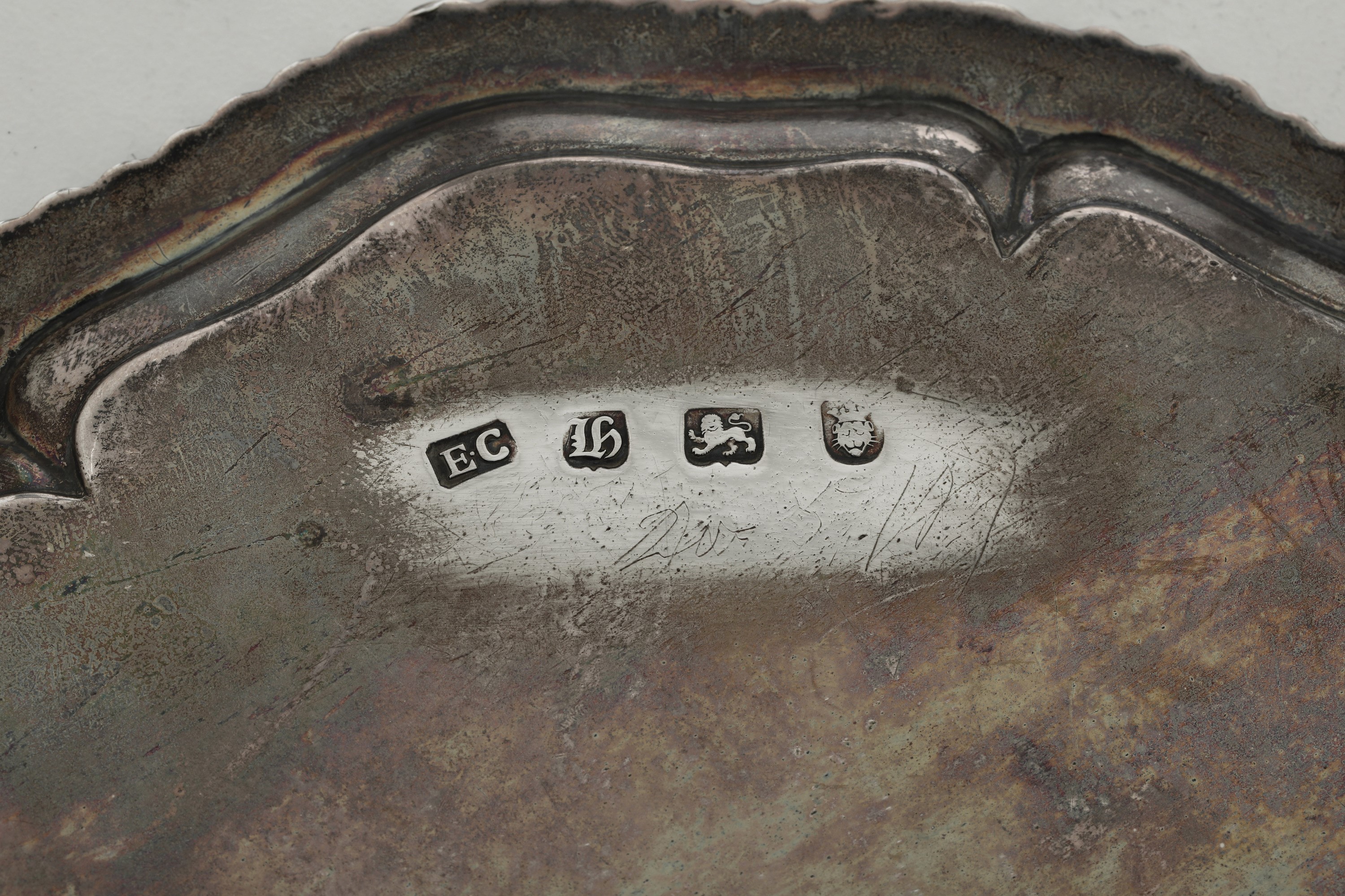 Salver. Londra, Periodo Giorgio III, 1764, Maestro Argentiere Ebenezer Coker