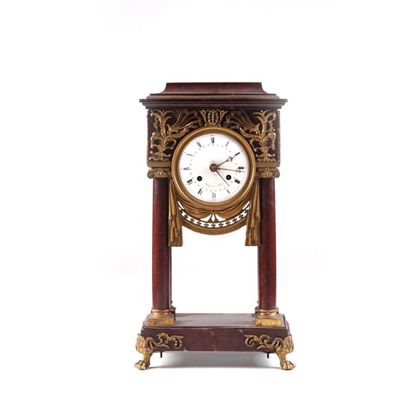 Pendola da tavolo a portico Carlo X in marmo rosso e bronzo dorato. XIX secolo