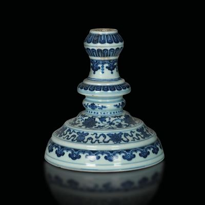 Candeliere in Porcellana Bianca e Blu a Motivi Floreali, Cina, Dinastia Qing, Epoca Qianlong (173...