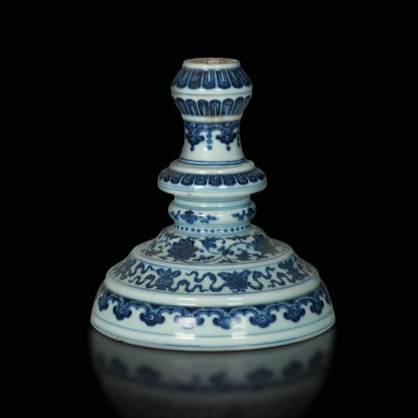 Candeliere in porcellana bianca e blu a motivi floreali, Cina, Dinastia Qing, epoca Qianlong (1736-1796)