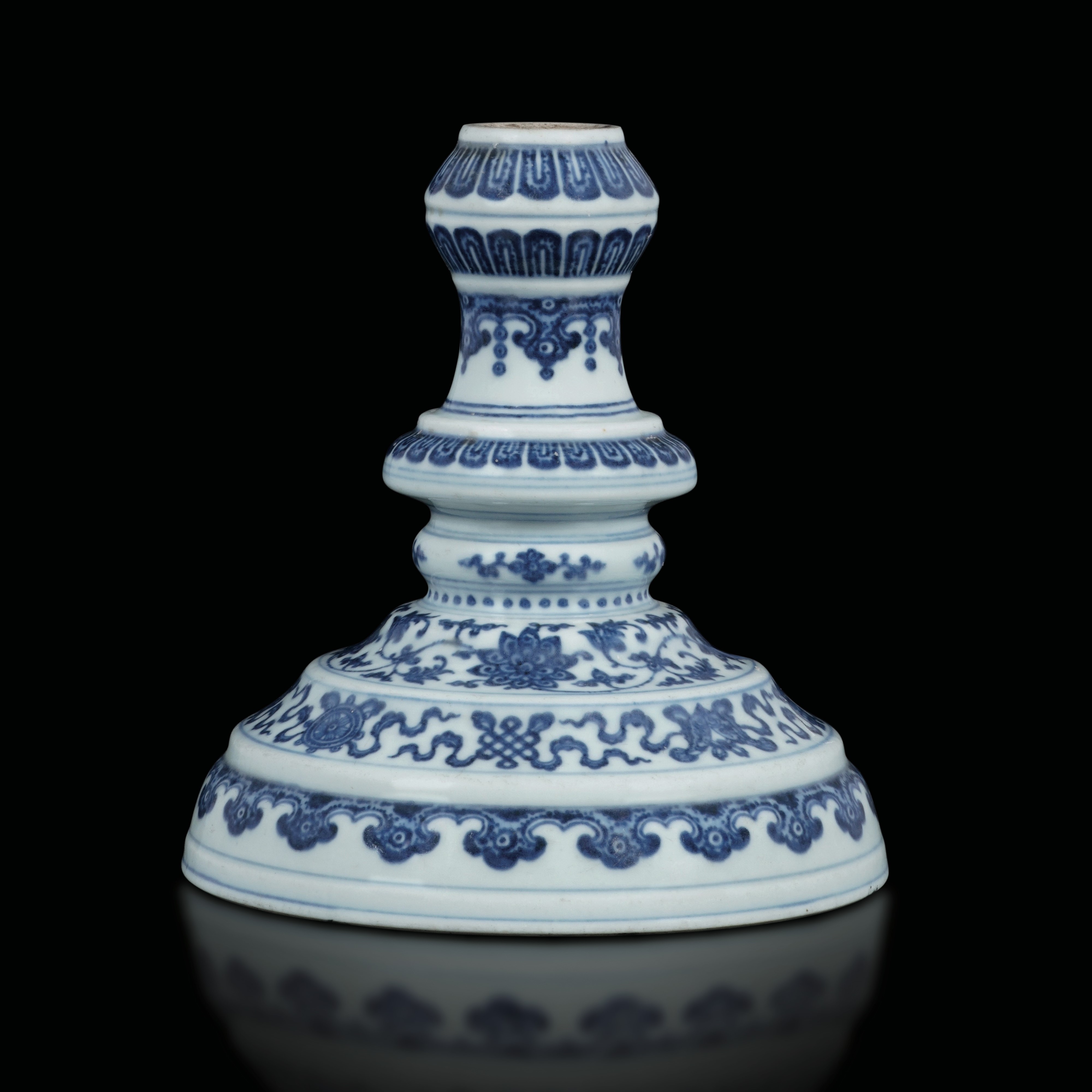 Candeliere in Porcellana Bianca e Blu a Motivi Floreali, Cina, Dinastia Qing, Epoca Qianlong (173...