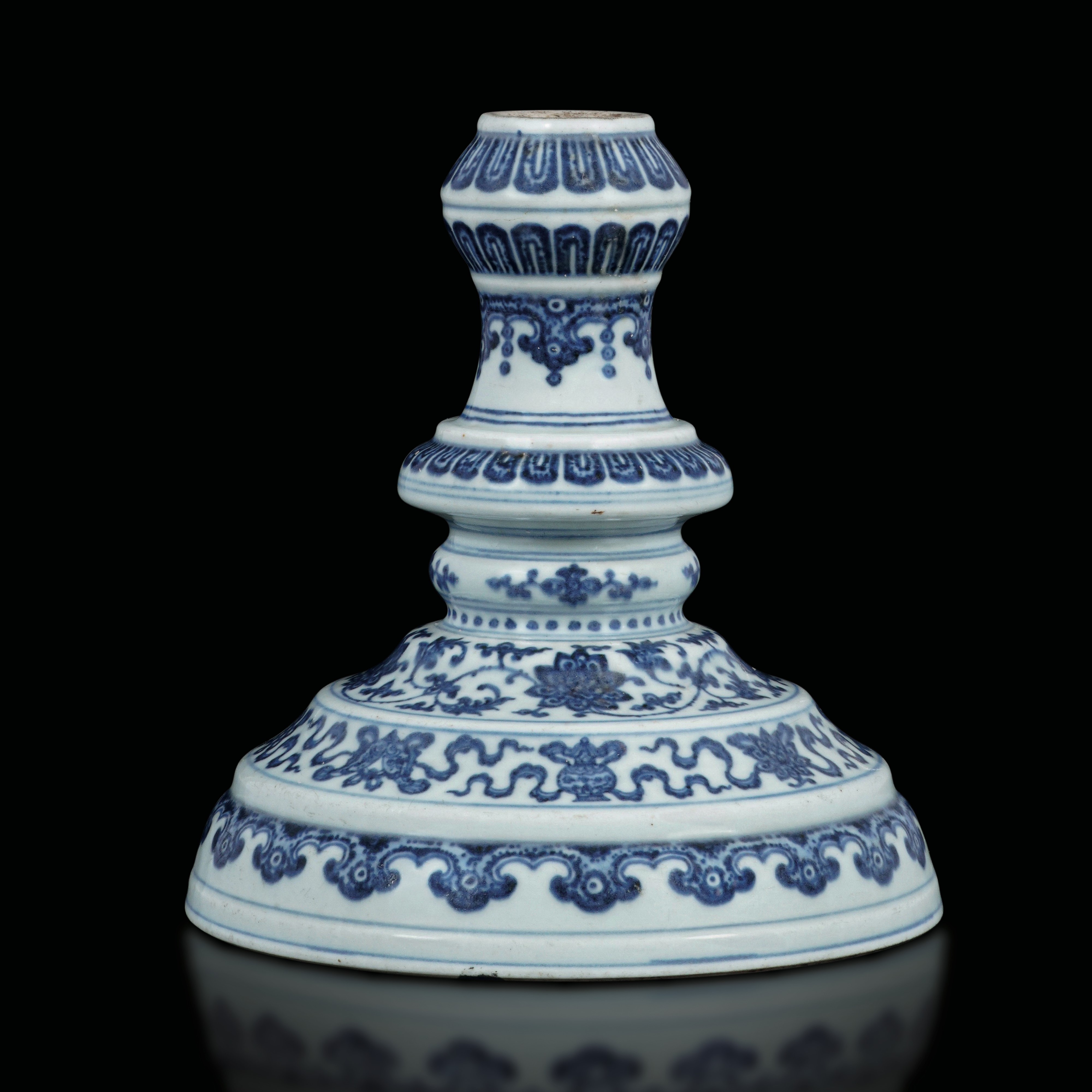 Candeliere in Porcellana Bianca e Blu a Motivi Floreali, Cina, Dinastia Qing, Epoca Qianlong (173...