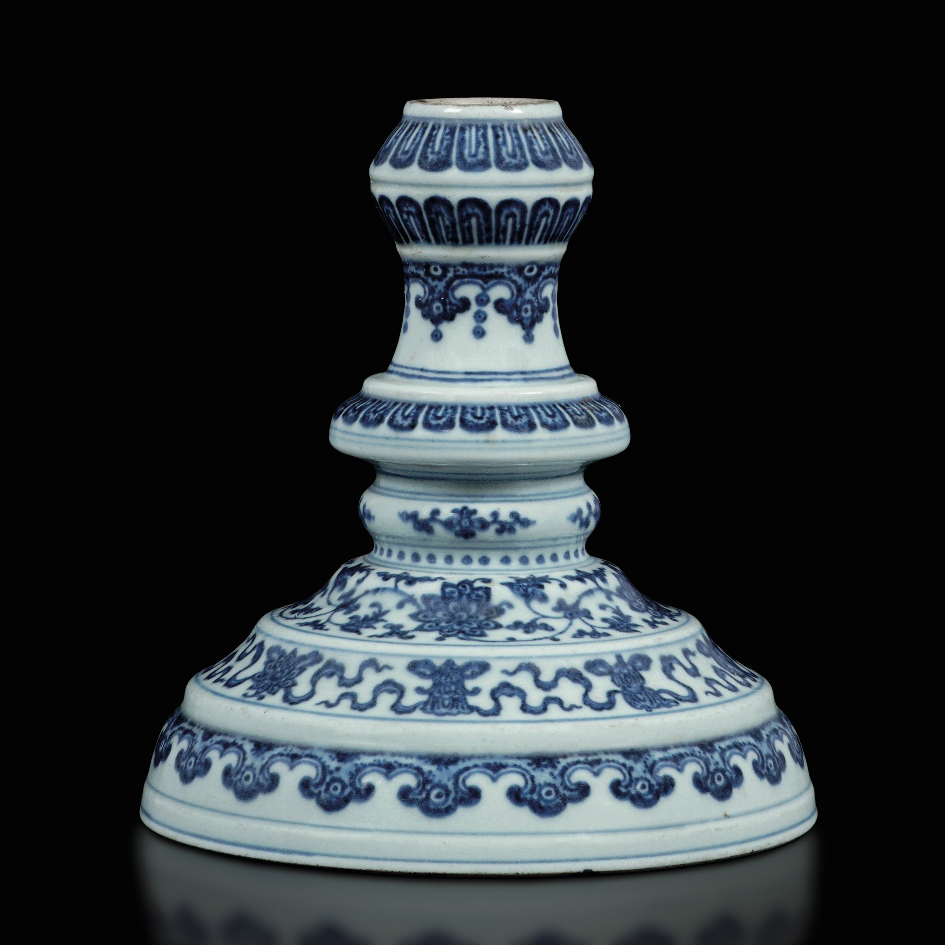 Candeliere in Porcellana Bianca e Blu a Motivi Floreali, Cina, Dinastia Qing, Epoca Qianlong (173...