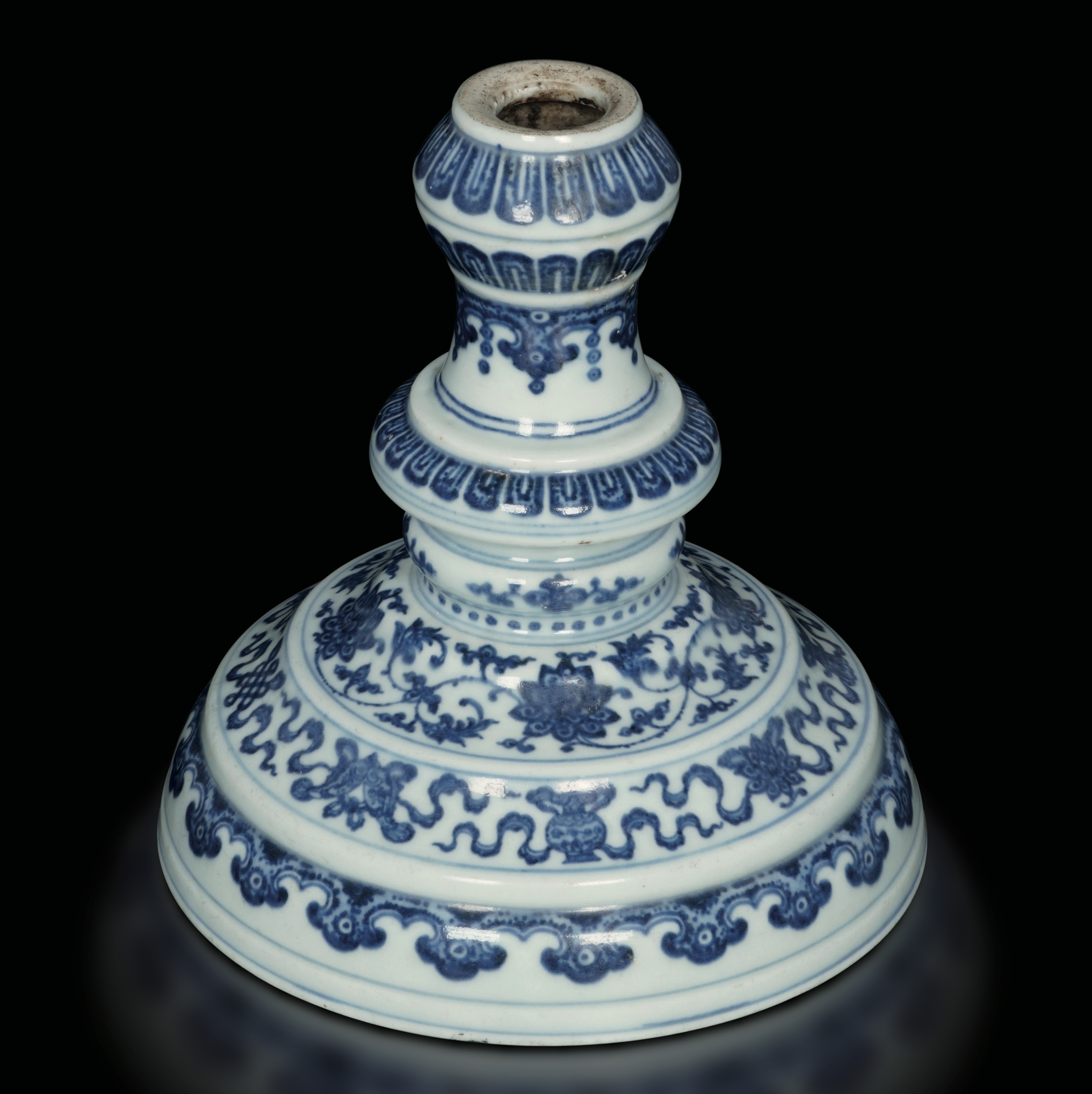 Candeliere in Porcellana Bianca e Blu a Motivi Floreali, Cina, Dinastia Qing, Epoca Qianlong (173...