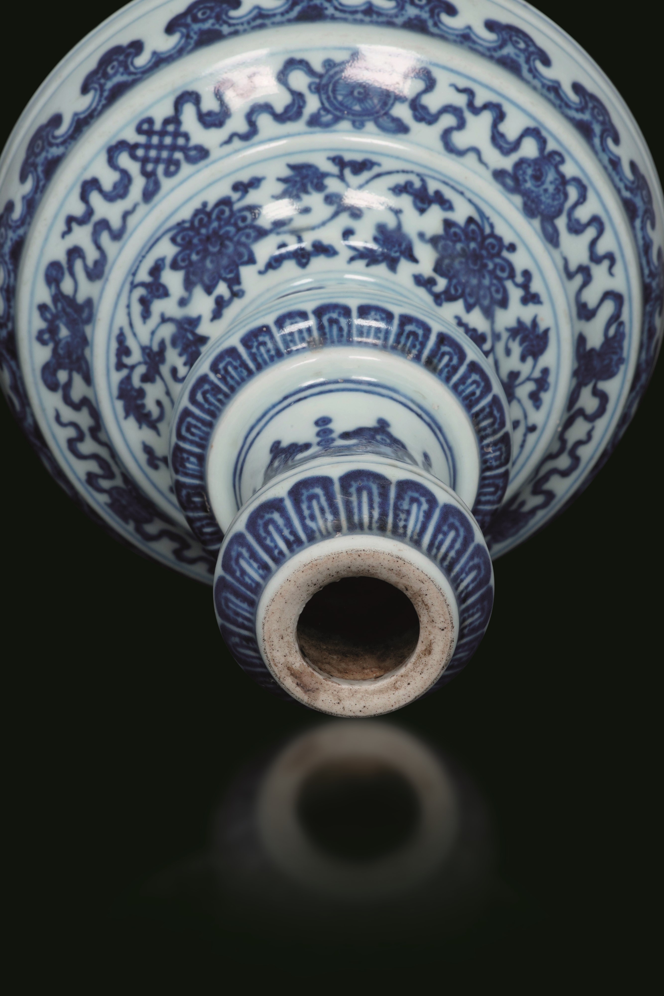 Candeliere in Porcellana Bianca e Blu a Motivi Floreali, Cina, Dinastia Qing, Epoca Qianlong (173...