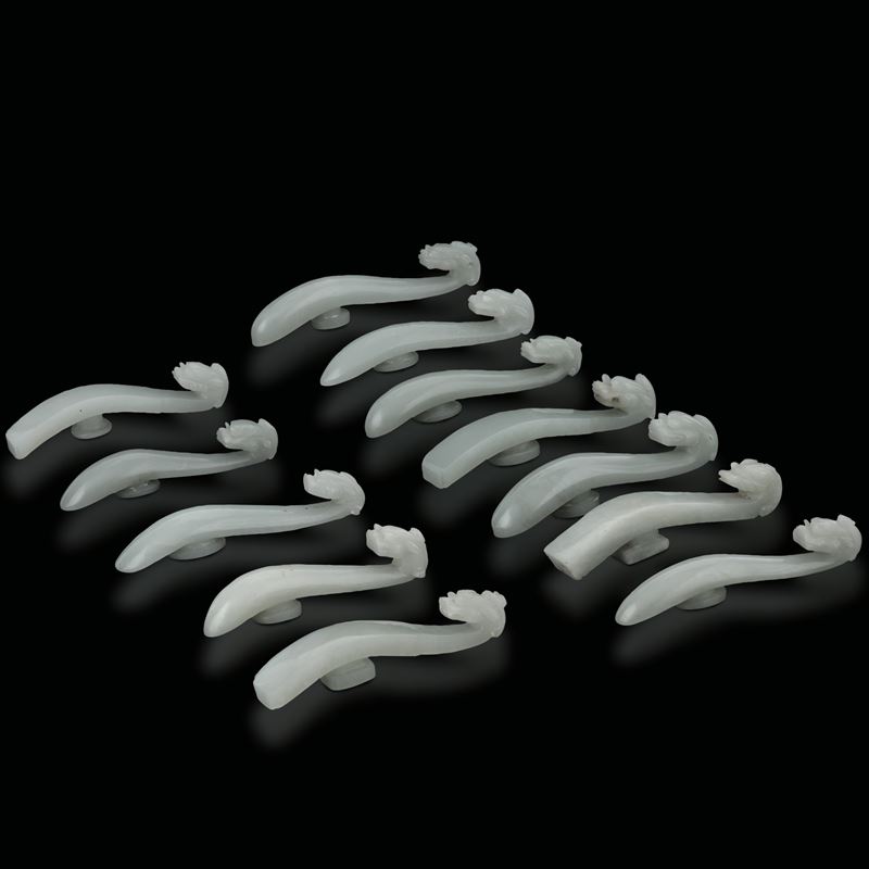 Lotto di dodici fibbie a forma di cintura in giada, Cina, XIX secolo  - Asta Fine Asian Works of Art - Cambi Casa d'Aste