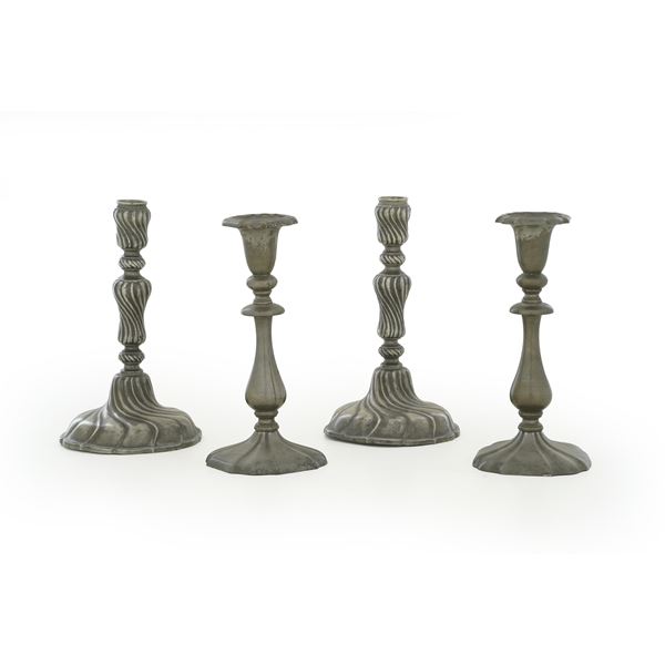 Due coppie di candelieri in peltro. fine del XIX secolo