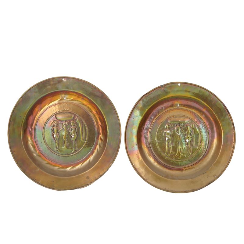 Coppia di piatti elemosinieri in ottone raffiguranti Adamo ed Eva. Europa centrosettentrionale, XVI secolo  - Asta Antiquariato - Cambi Casa d'Aste