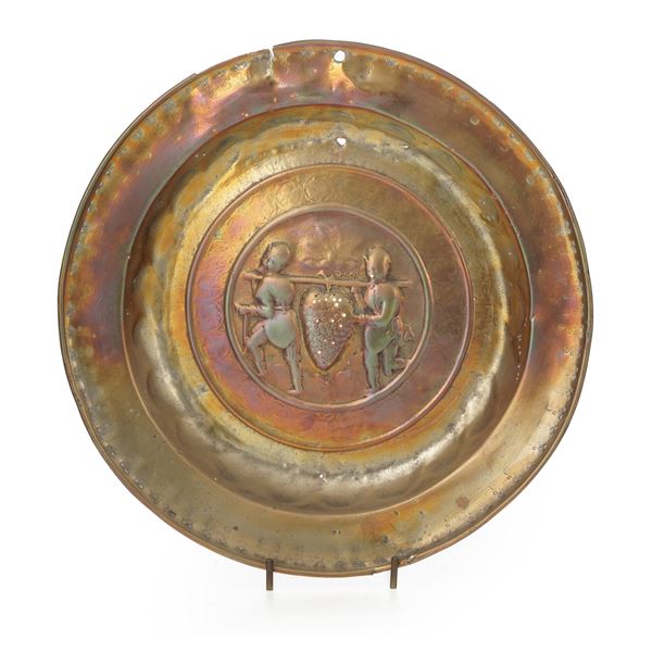 Piatto elemosiniere in ottone con allegoria dell’autunno raffigurato con la raccolta dell’uva. Europa centrosettentrionale, XVI secolo