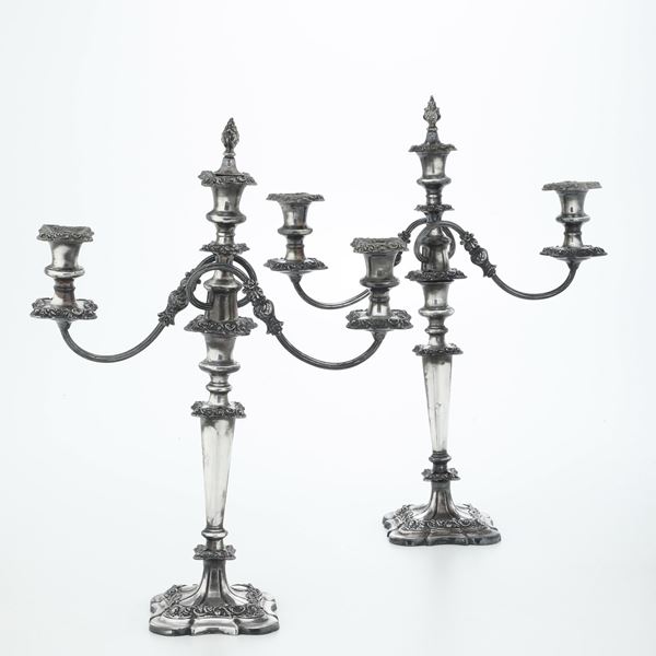 Coppia di candelabri a tre fiamme in metallo argentato Inghilterra, fine XIX secolo