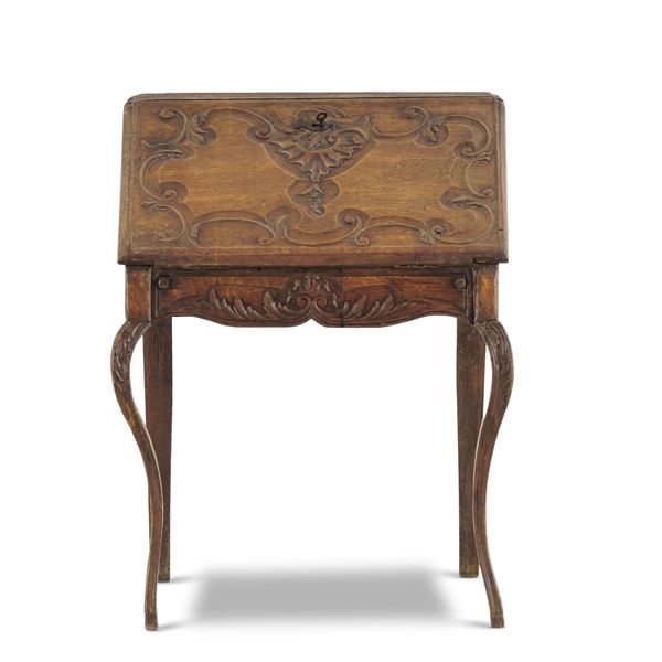 Scrittoio a ribalta in rovere intagliato. Francia, seconda metà del XVIII secolo