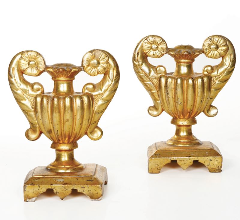 Coppia di portapalme in legno intagliato e dorato. Italia centromeridionale, XIX secolo  - Asta Antiquariato - Cambi Casa d'Aste