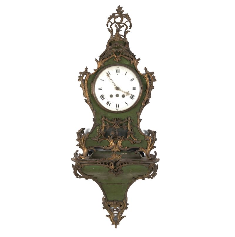 Pendola Cartel con mensola in lacca verde e decorazioni in metallo dorato. Probabilmente Francia, XVIII secolo  - Asta Antiquariato - Cambi Casa d'Aste