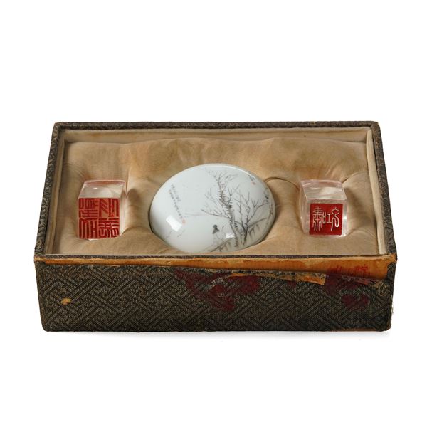 Set con due timbri (cristallo?) e una scatolina in porcellana