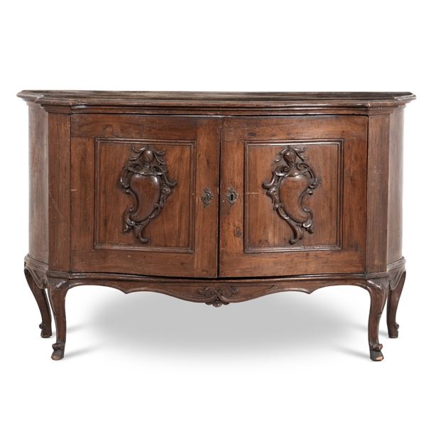 Credenza scantonata e intagliata. XVIII-XIX secolo