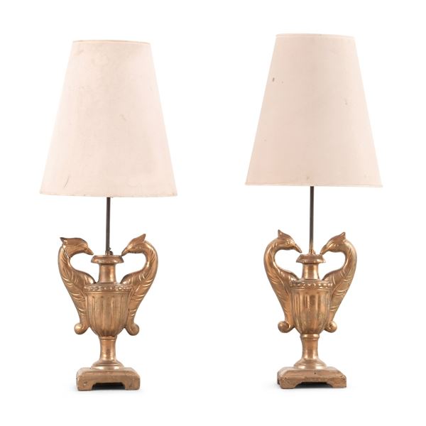 Coppia di portapalme in legno intagliato e dorato. XIX secolo