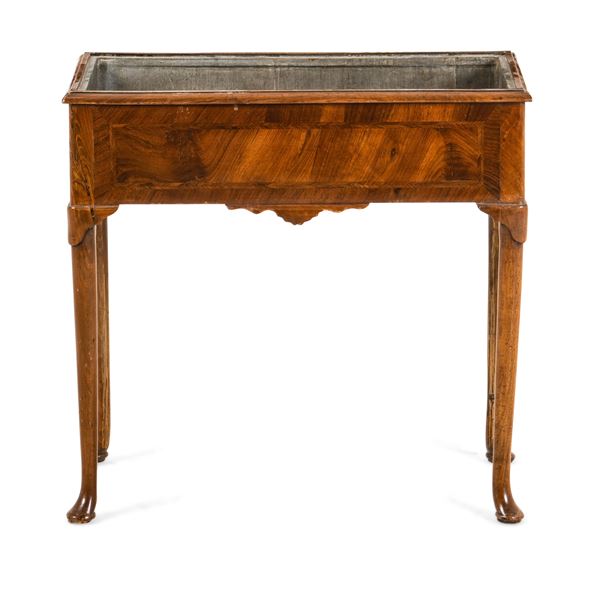 Fioriera lastronata e filettata in noce, XVIII secolo