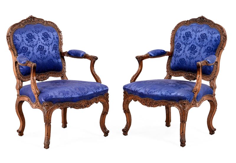 Coppia di poltrone in noce riccamente intagliato. Metà XVIII secolo  - Auction Italian Residences - Cambi Casa d'Aste