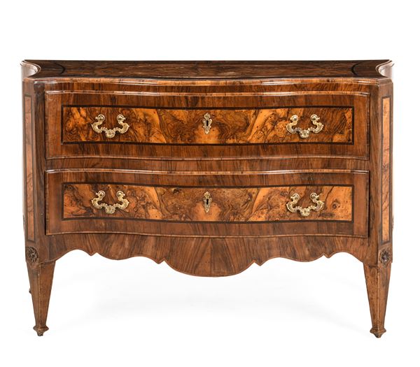 Cassettone lastronato in noce e radica. XVIII secolo