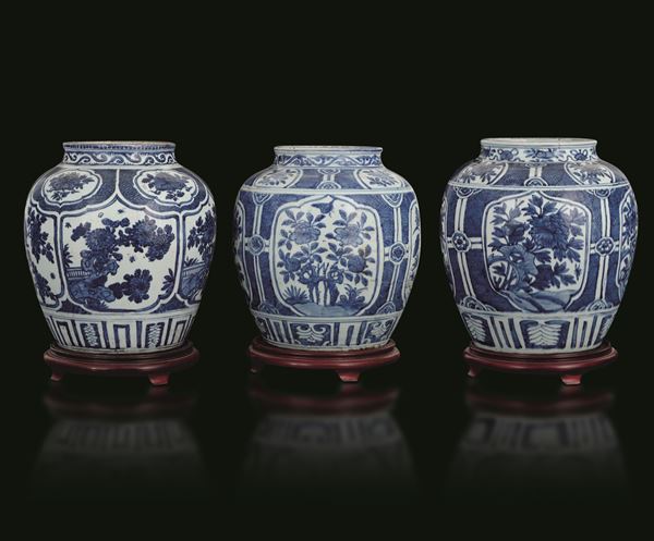 Lotto di tre giare in porcellana bianca e blu a motivi floreali entro riserve, Cina, Dinastia Ming, epoca Wanli (1573-1619)