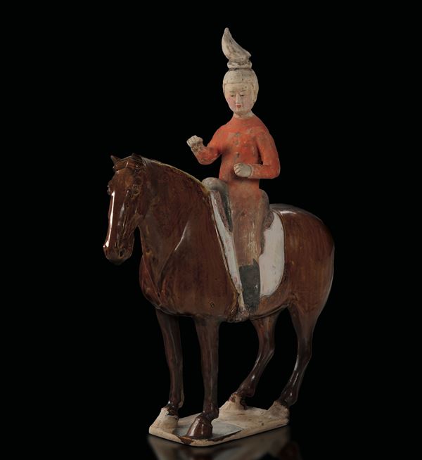 Figura maschile a cavallo in terracotta policroma, Cina, Dinastia Tang (618-906)