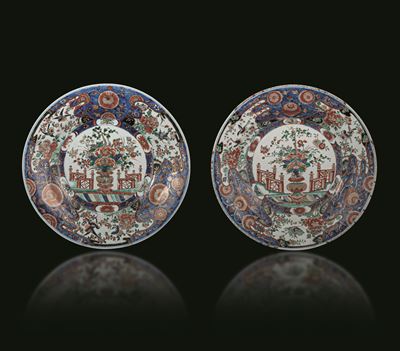 Coppia di Piatti in Porcellana a Motivi Floreali Centrato da Medaglione con Vaso e Fiori, Cina, D...