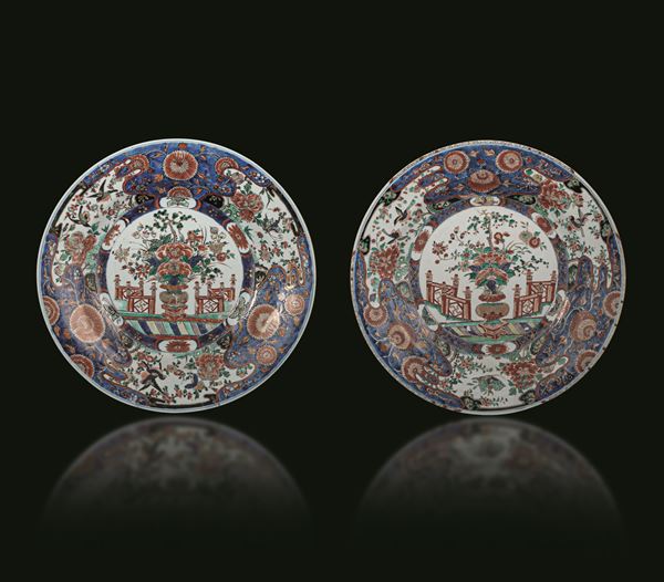 Coppia di piatti in porcellana a motivi floreali centrato da medaglione con vaso e fiori, Cina, Dinastis Qing, epoca Kangxi (1662-1722)