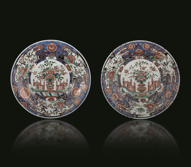 Coppia di piatti in porcellana a motivi floreali centrato da medaglione con vaso e fiori, Cina, Dinastis Qing, epoca Kangxi (1662-1722)  - Asta Fine Asian Works of Art - Cambi Casa d'Aste