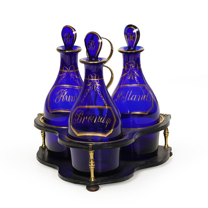 Set di tre bottiglie in vetro con dettagli dorati. XIX secolo  - Asta Antiquariato - Cambi Casa d'Aste