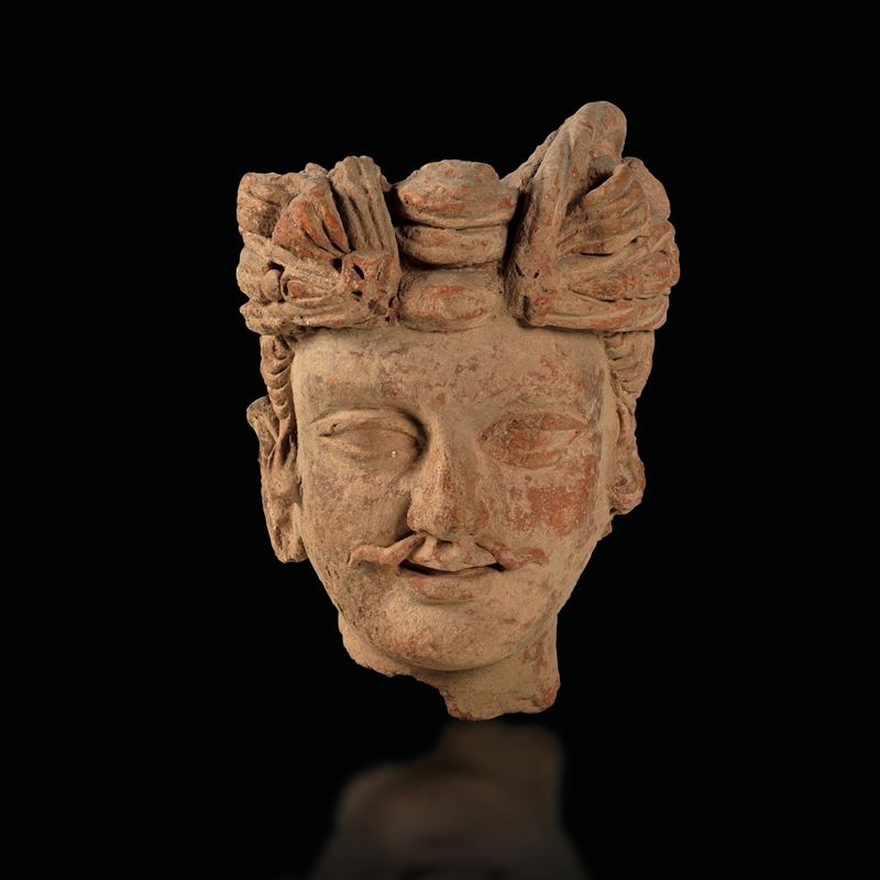 Testa di Bodhisattva in terracotta, Gandhara, Pakistan, IV secolo  - Asta Fine Asian Works of Art - Cambi Casa d'Aste