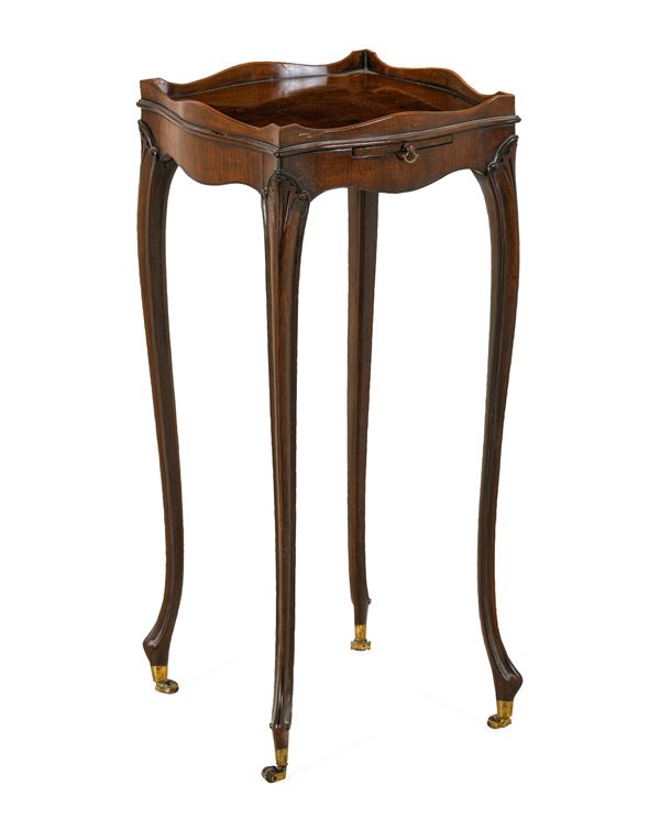 Tavolino Giorgio III in legno intagliato. Inghilterra, fine XVIII secolo