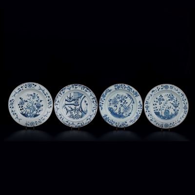Cina, Quattro piatti in porcellana bianca e blu, Dinastia Qing, XVIII secolo