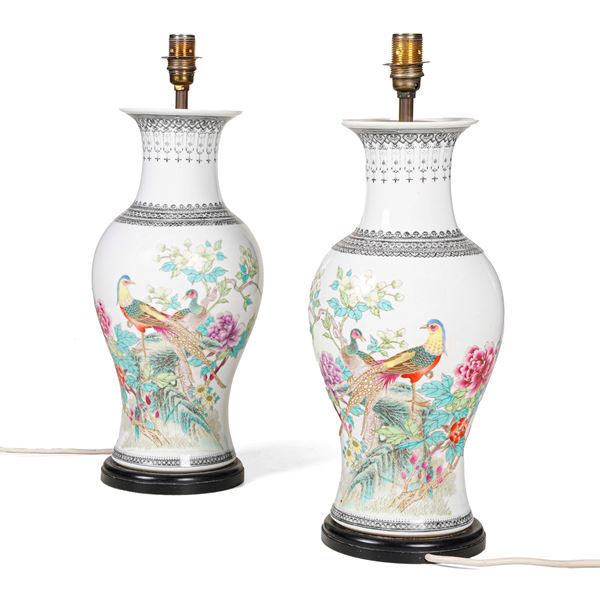 Coppia di vasi in porcellana raffigurante uccelli con iscrizioni, Cina, Dinastia Qing, XIX secolo