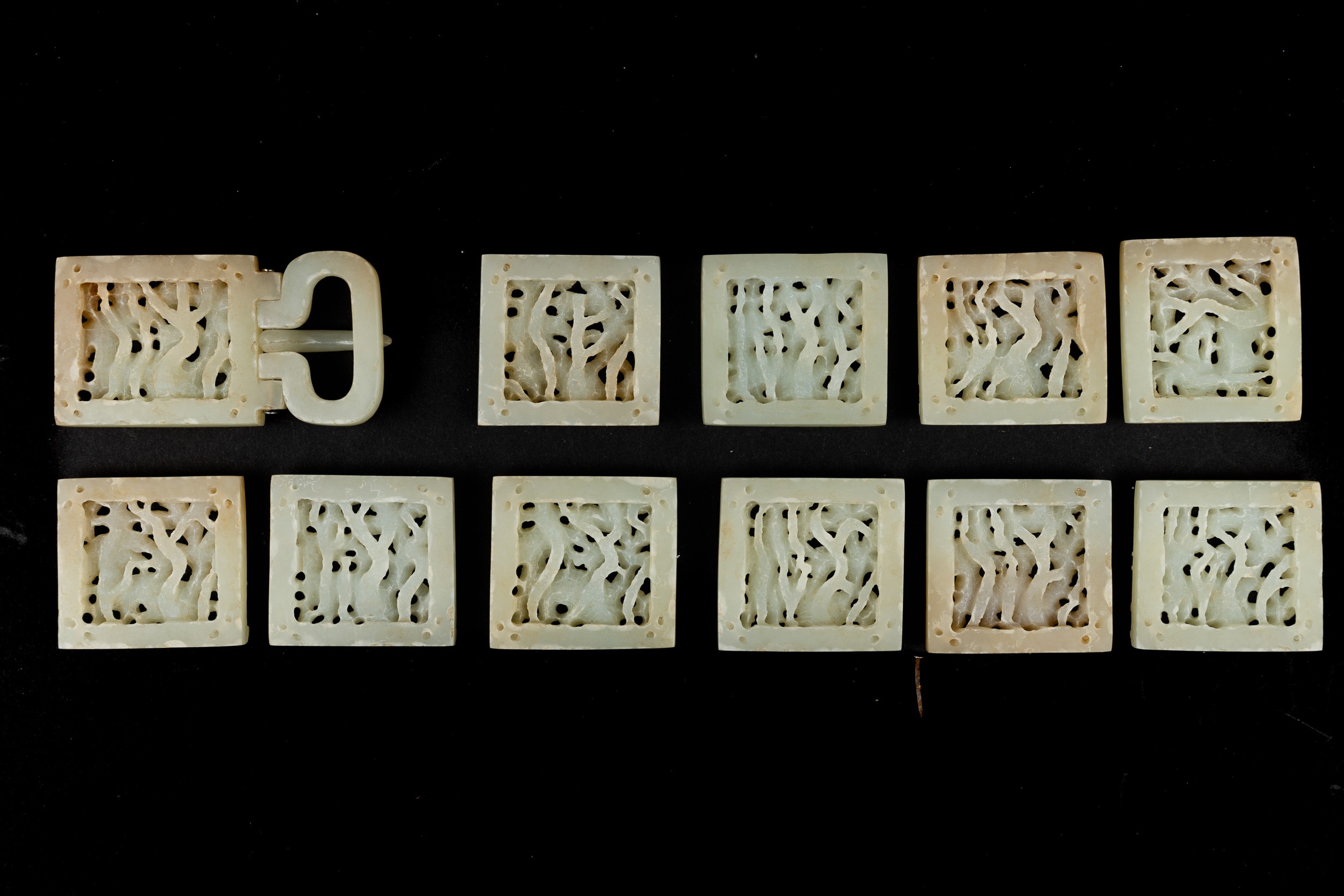 Cina, Cinque? (Dinastia Qing, 1644-1912), Lotto di undici placche e teste di cintura in giada rus...