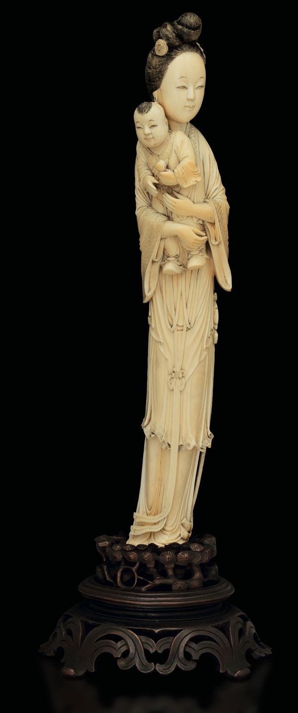 Figura di Guanyin con bambino scolpita in avorio, Cina, XIX secolo