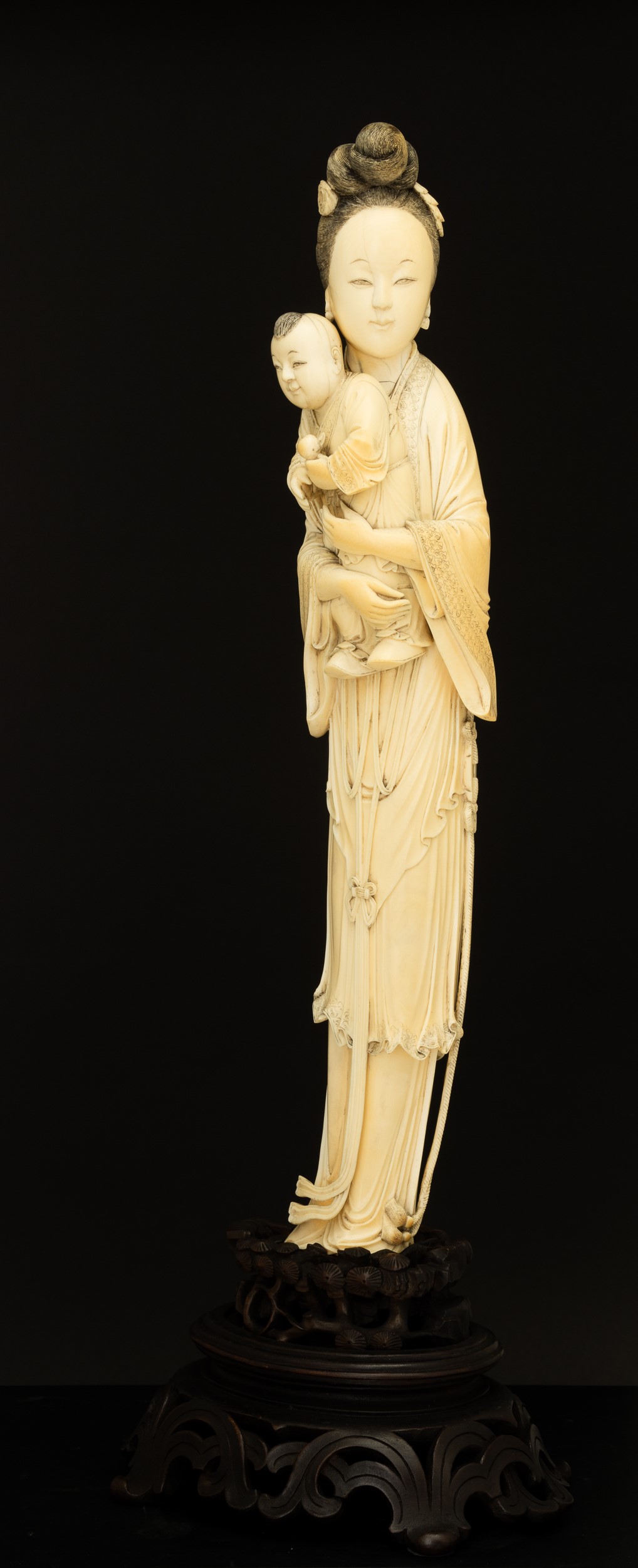 Figura di Guanyin con Bambino Scolpita in Avorio, Cina, XIX Secolo