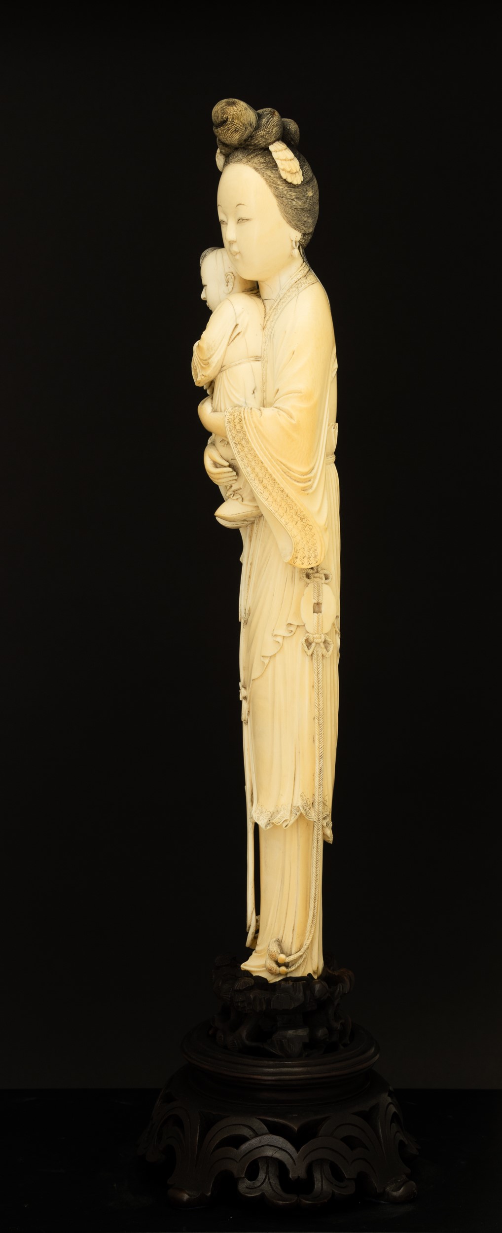 Figura di Guanyin con Bambino Scolpita in Avorio, Cina, XIX Secolo