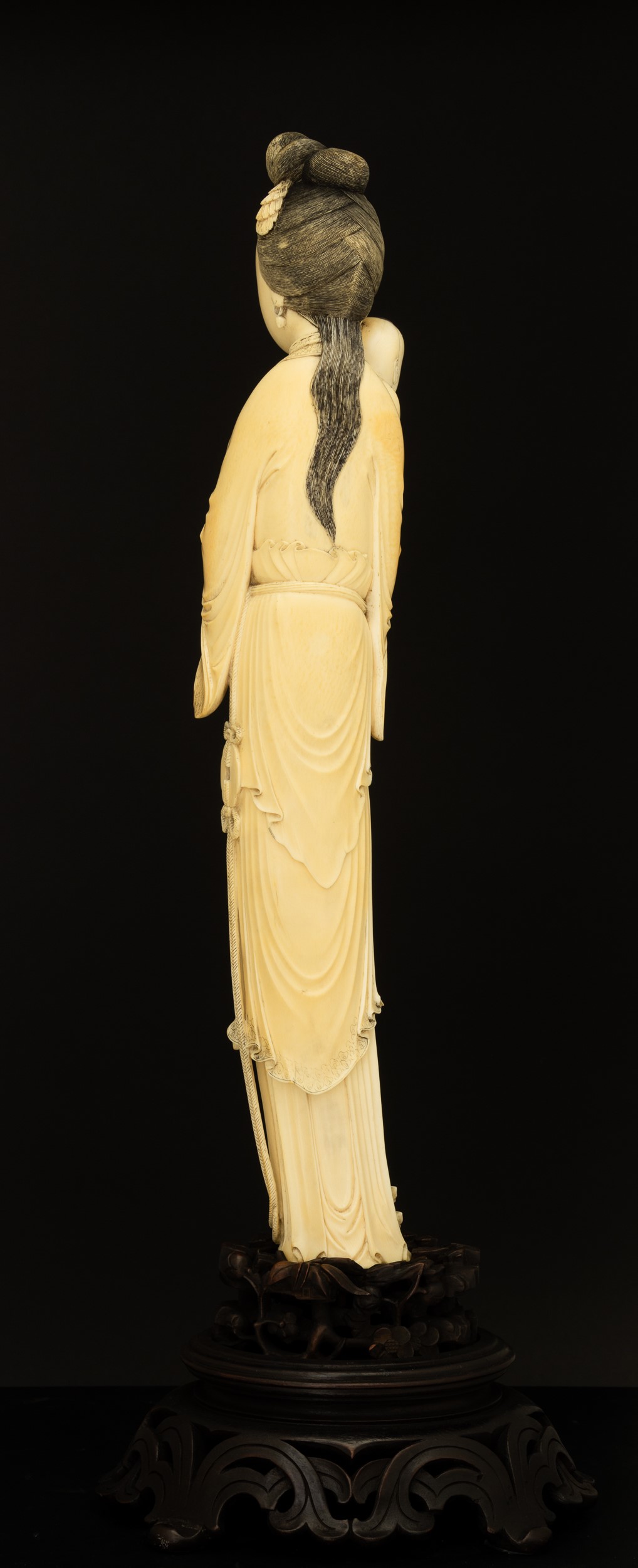 Figura di Guanyin con Bambino Scolpita in Avorio, Cina, XIX Secolo