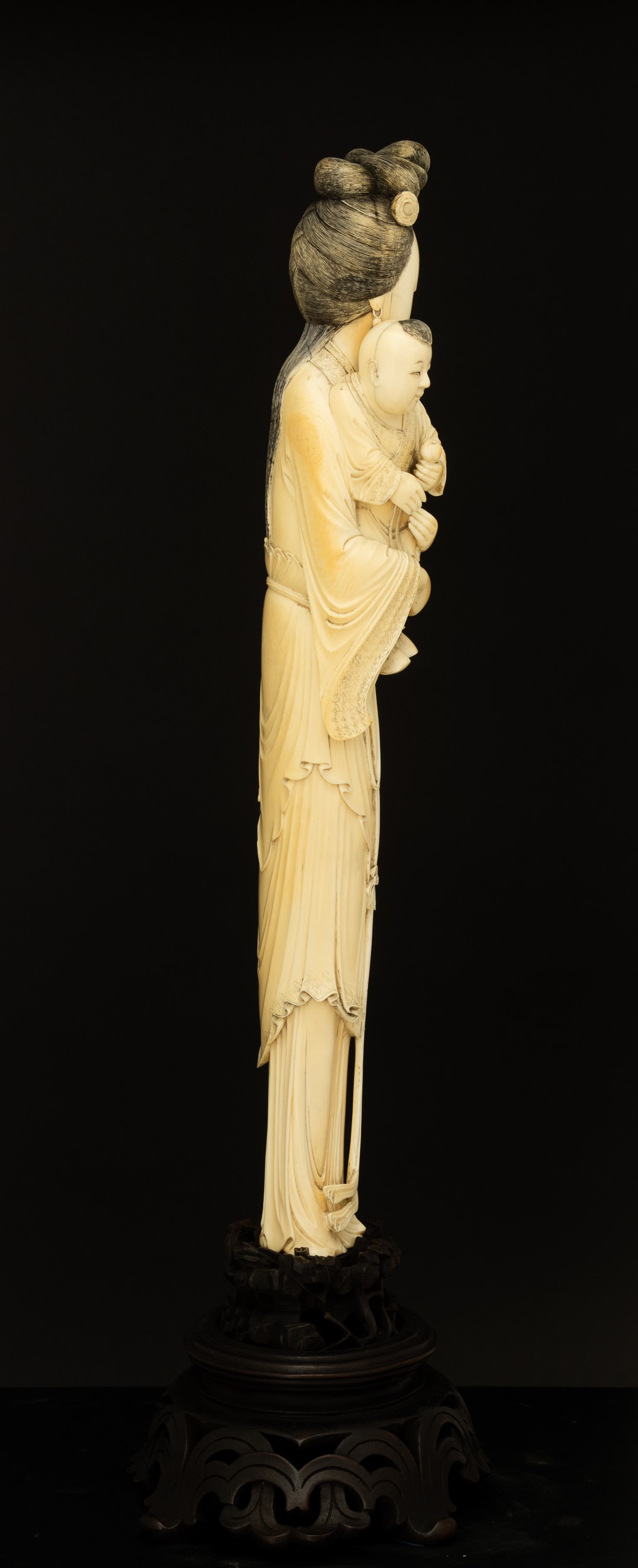 Figura di Guanyin con Bambino Scolpita in Avorio, Cina, XIX Secolo