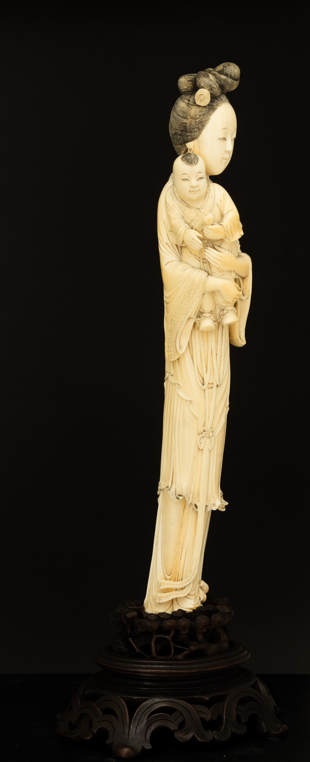 Figura di Guanyin con Bambino Scolpita in Avorio, Cina, XIX Secolo