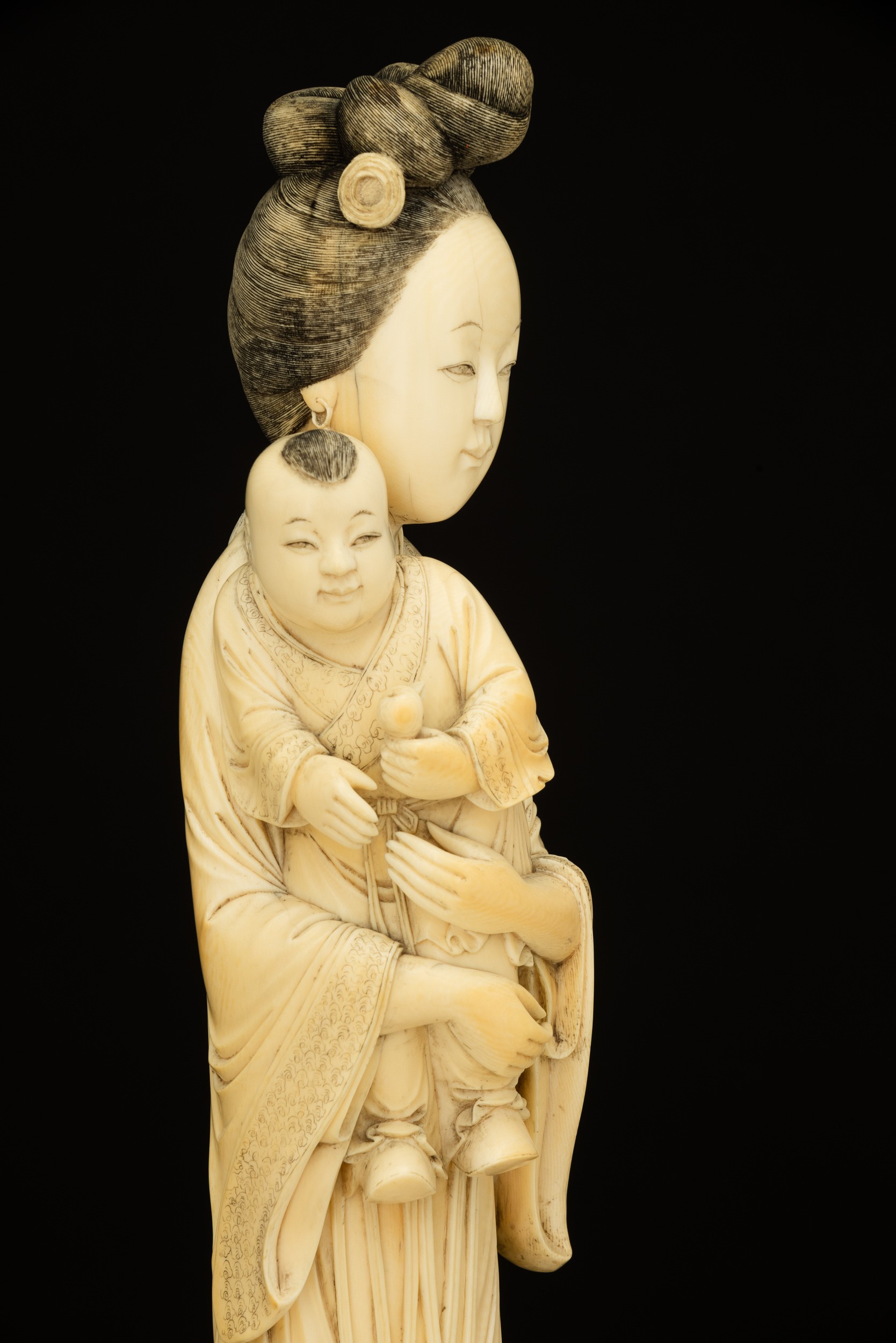 Figura di Guanyin con Bambino Scolpita in Avorio, Cina, XIX Secolo