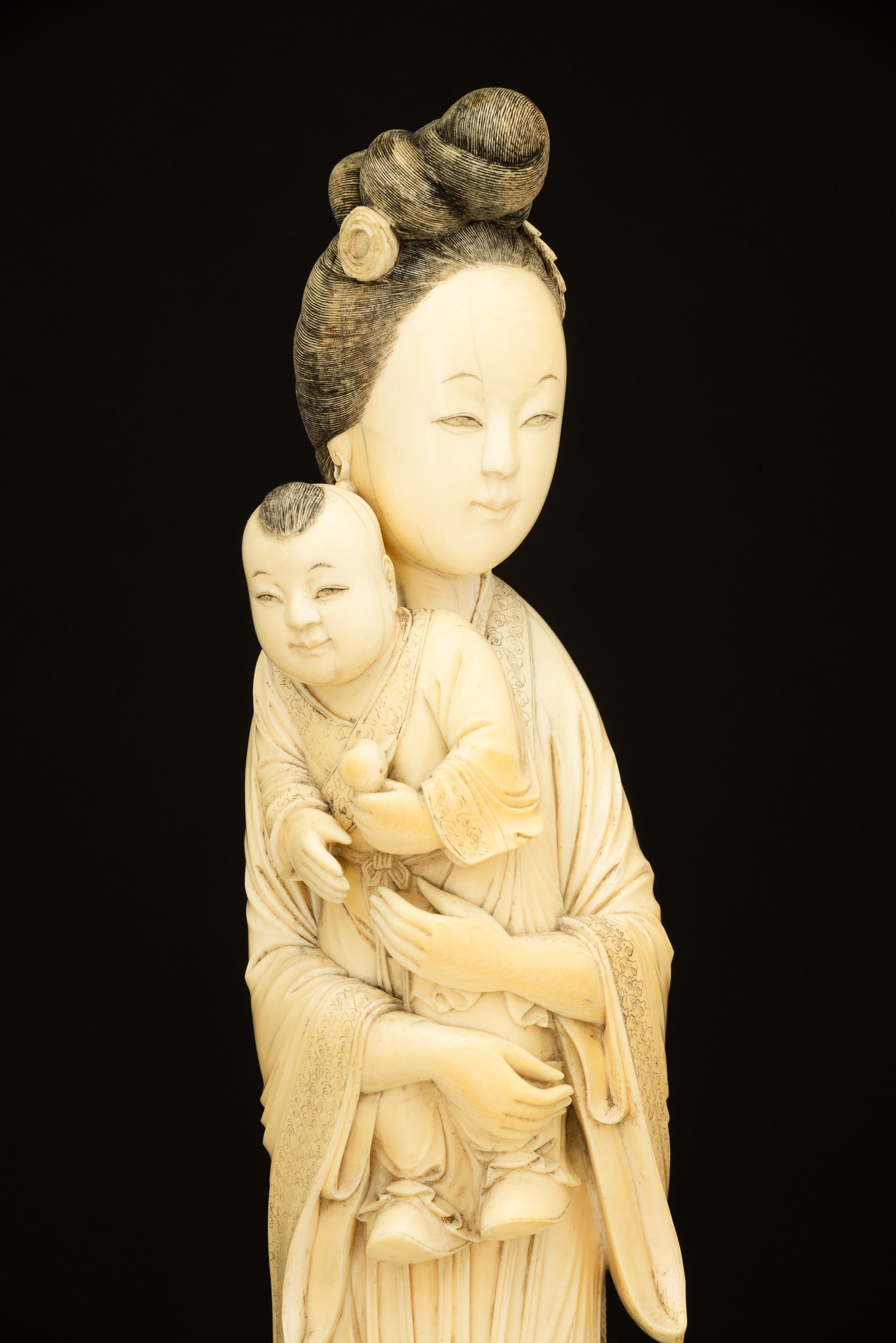 Figura di Guanyin con Bambino Scolpita in Avorio, Cina, XIX Secolo