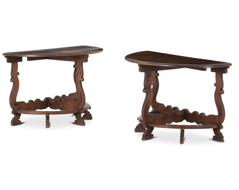 Coppia di mezzi tavoli in noce con gambe sagomate. XIX-XX secolo  - Asta Antiquariato - Cambi Casa d'Aste