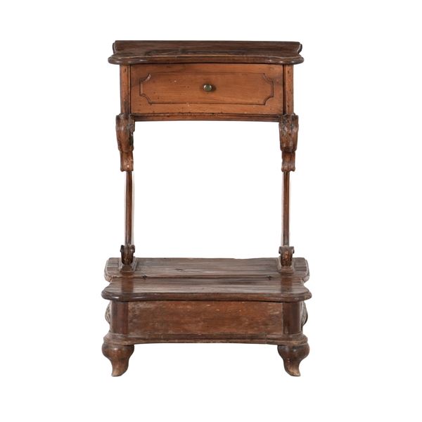 Inginocchiatoio sagomato in legno intagliato. XIX secolo
